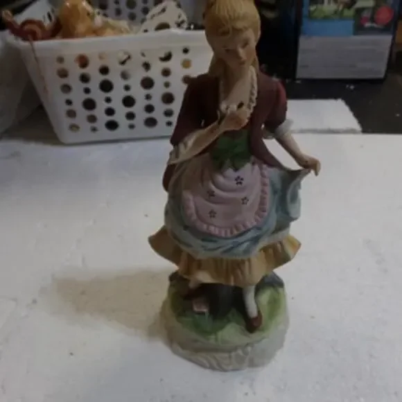 VINTAGE BISQUE PORCELAIN LADY FIGURINE - Picture 4 of 5